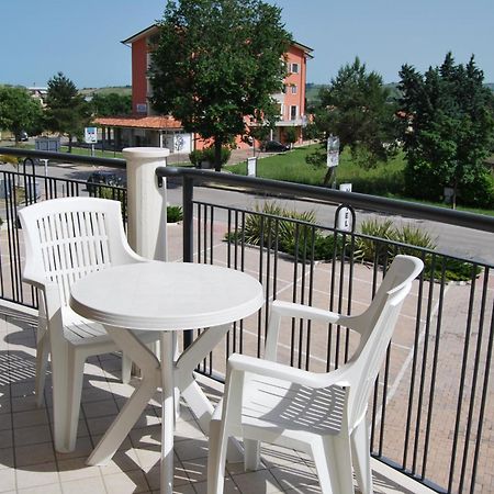 Eu Ropa Hotel Nereto Bagian luar foto