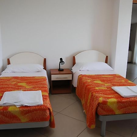 Eu Ropa Hotel Nereto Bagian luar foto