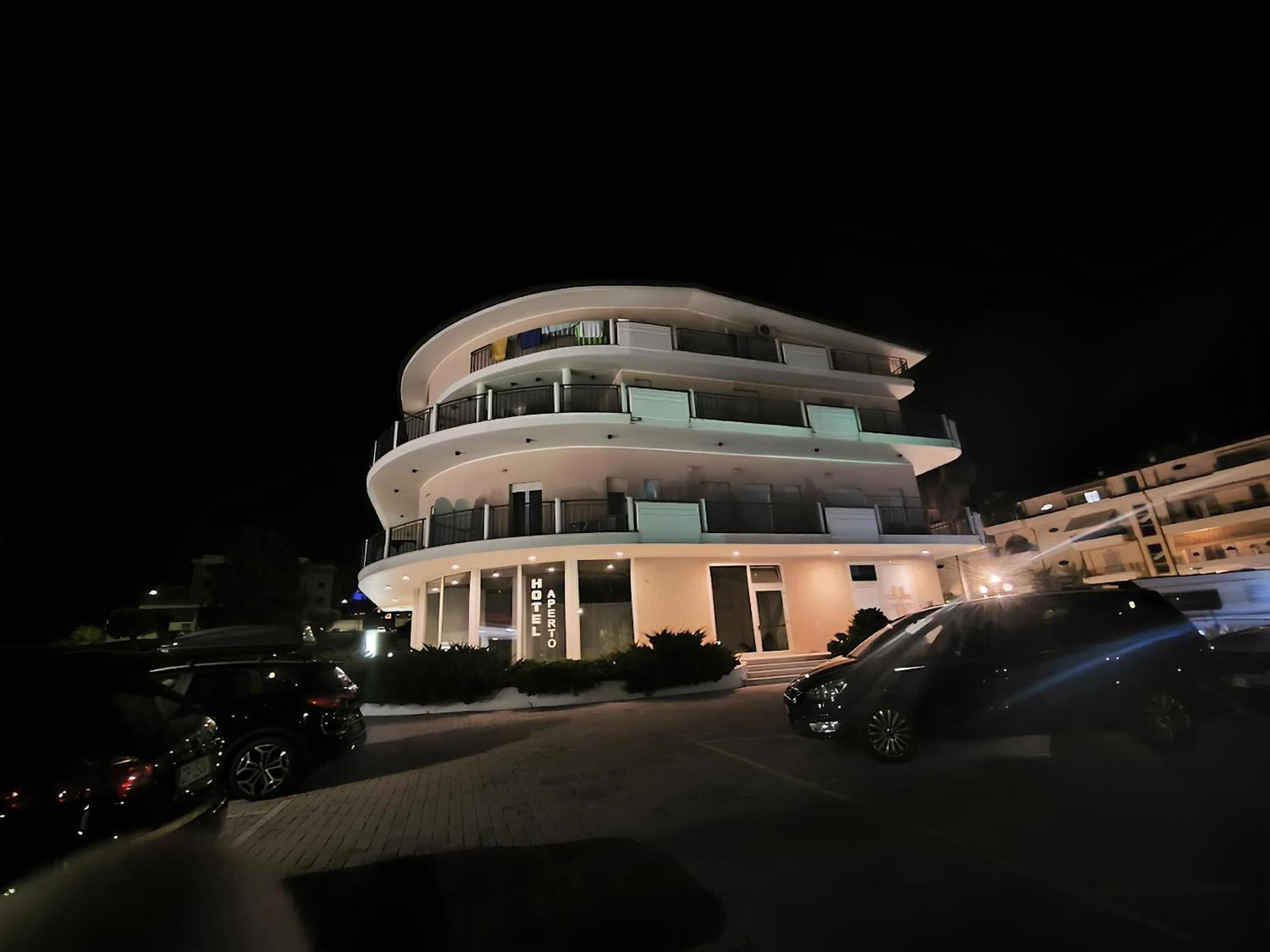 Eu Ropa Hotel Nereto Bagian luar foto