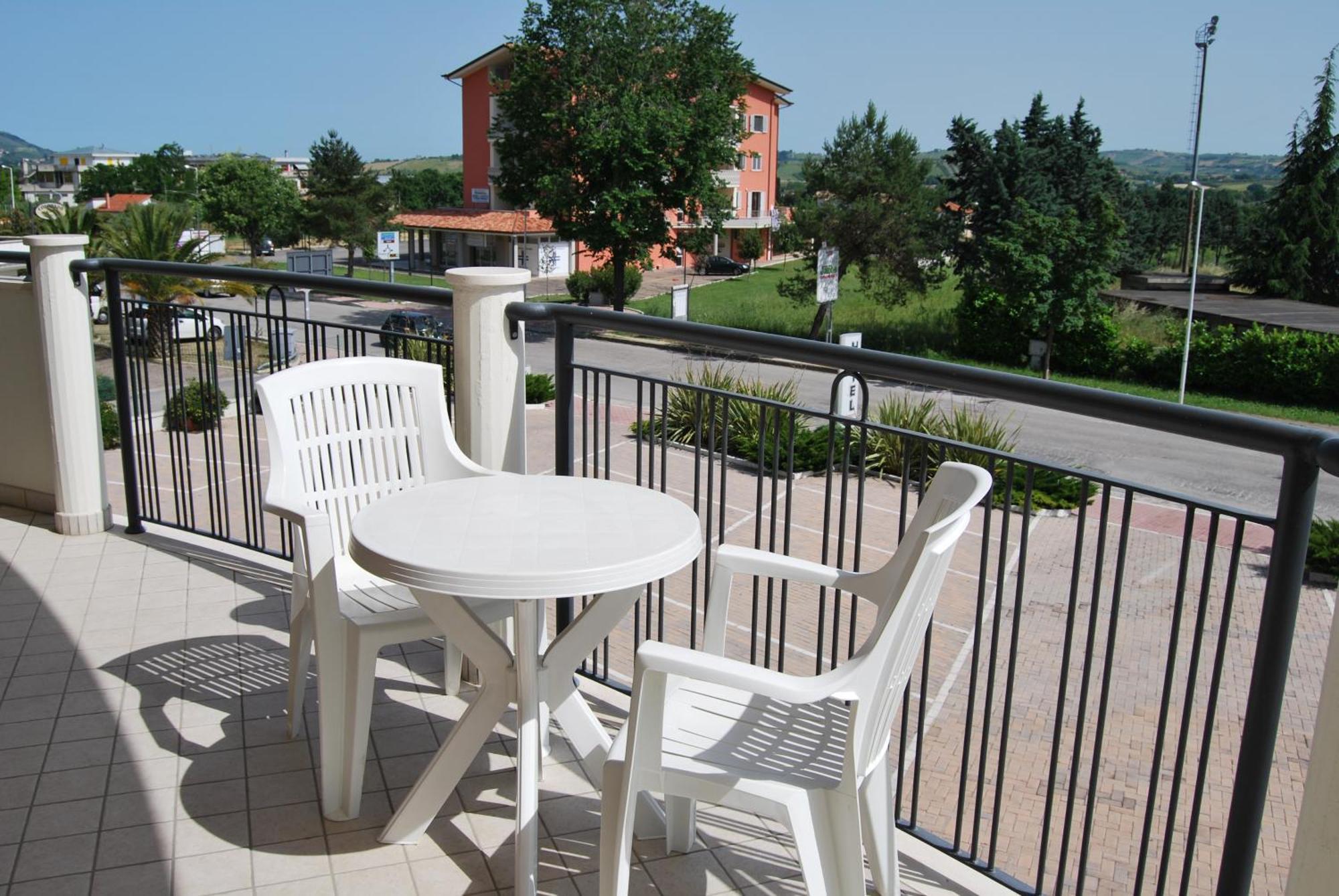 Eu Ropa Hotel Nereto Bagian luar foto