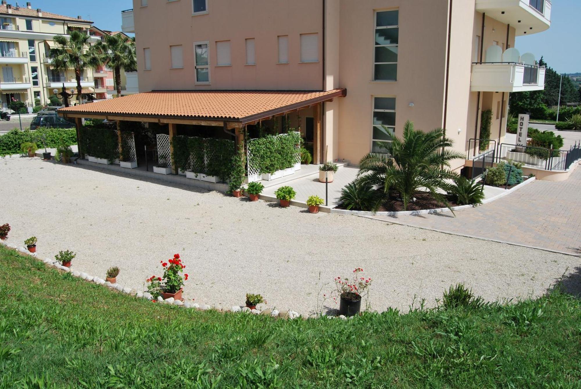 Eu Ropa Hotel Nereto Bagian luar foto