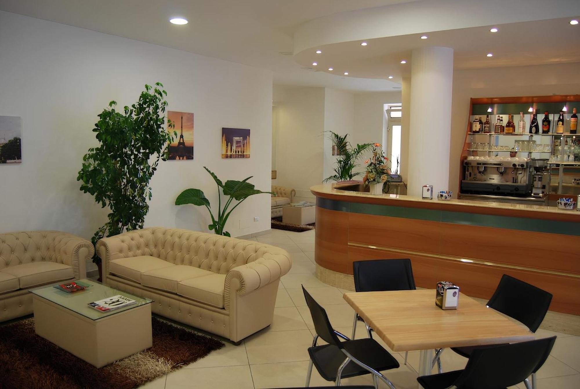 Eu Ropa Hotel Nereto Bagian luar foto