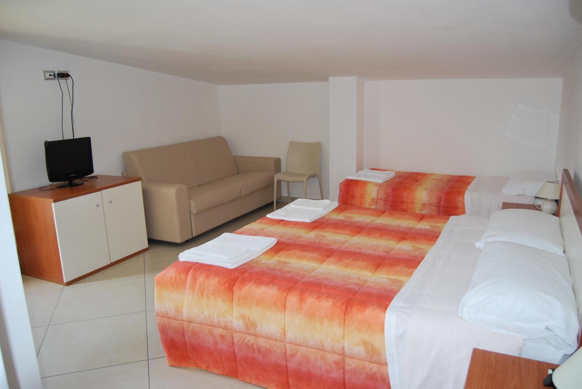 Eu Ropa Hotel Nereto Bagian luar foto