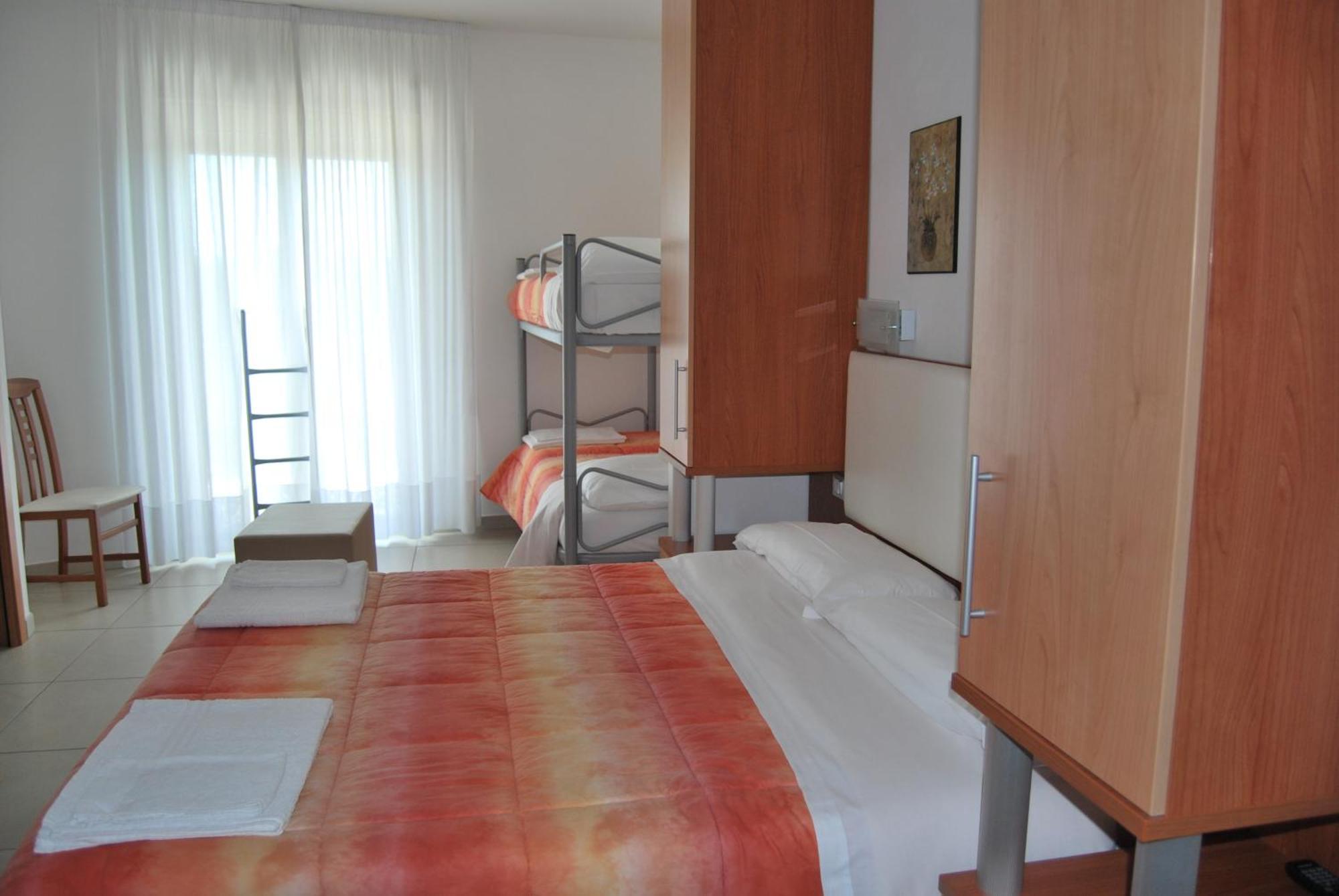 Eu Ropa Hotel Nereto Bagian luar foto