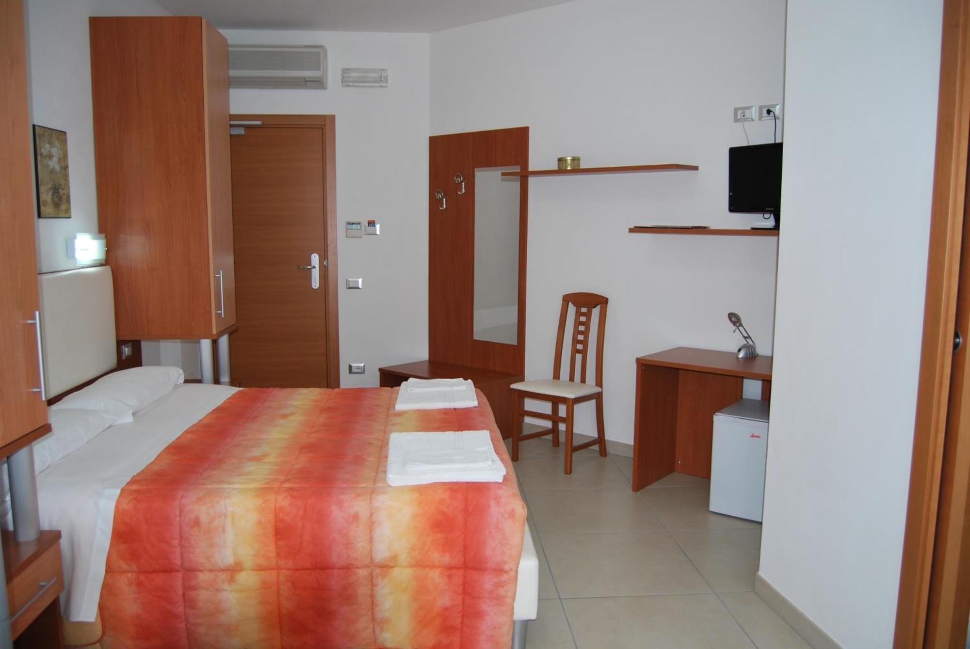 Eu Ropa Hotel Nereto Bagian luar foto