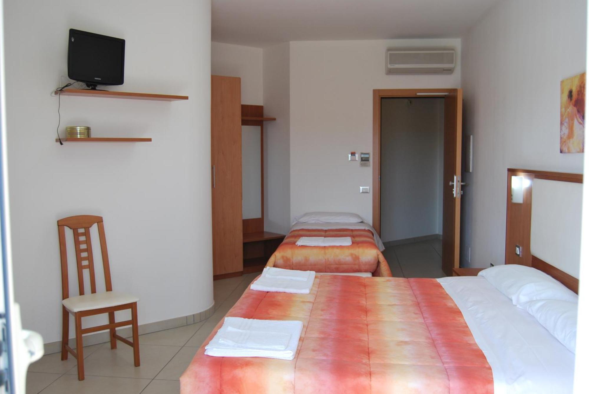 Eu Ropa Hotel Nereto Bagian luar foto