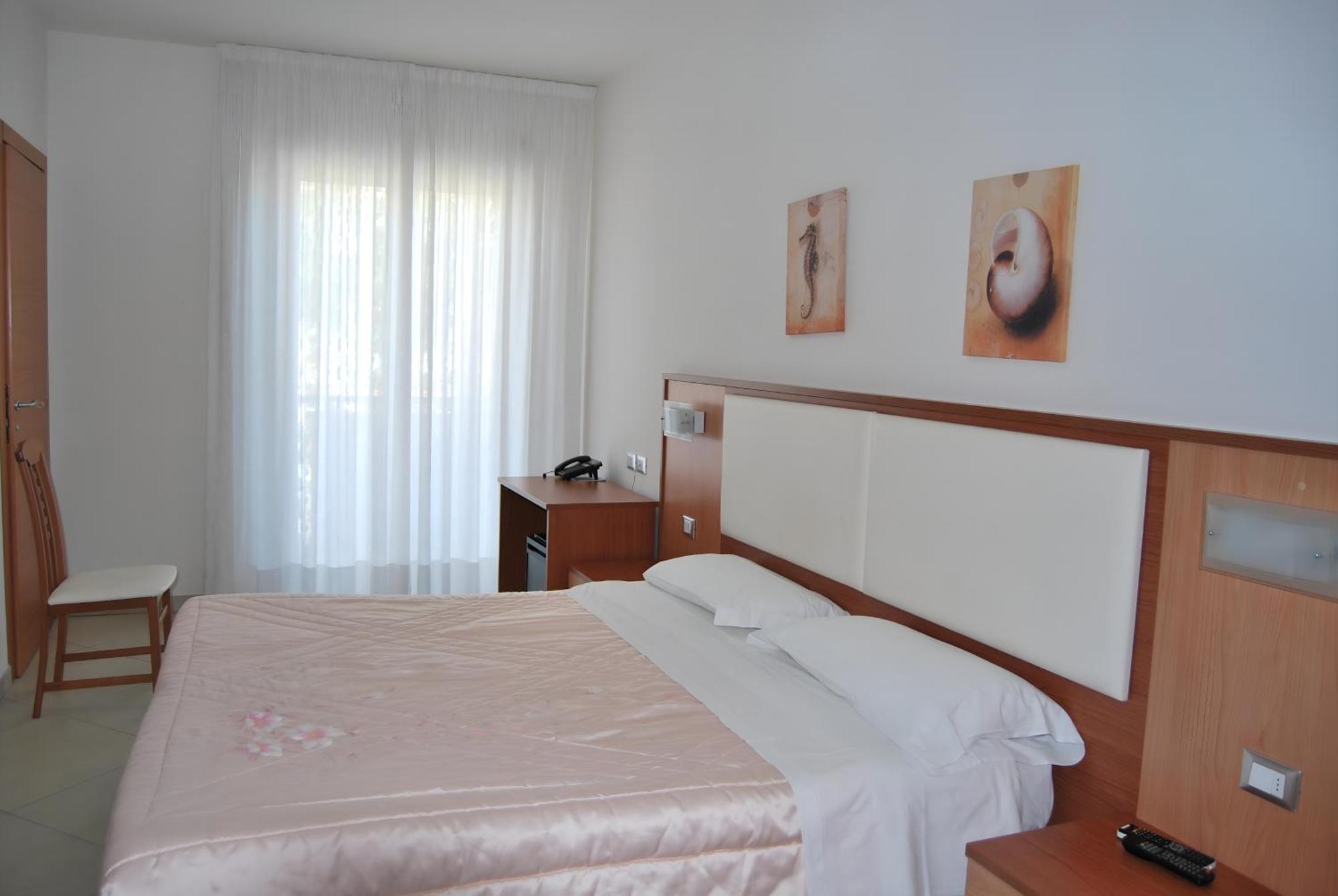 Eu Ropa Hotel Nereto Bagian luar foto