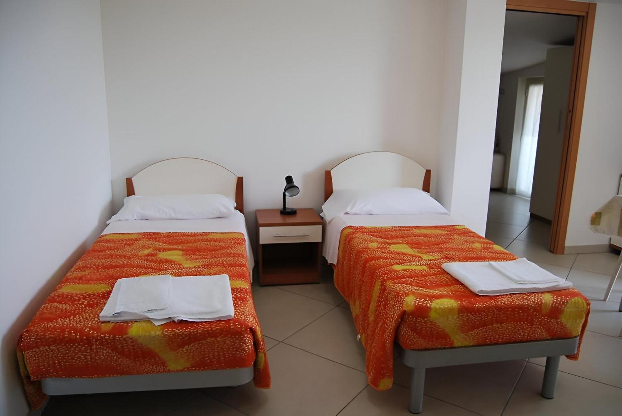 Eu Ropa Hotel Nereto Bagian luar foto